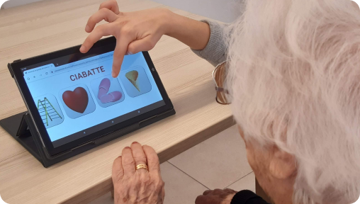 Intellica, software che potenzia capacità cognitive, relazionali e emotive. Persona che tocca lo schermo di un tablet.